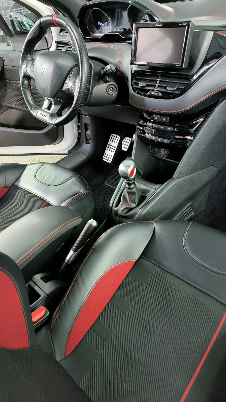 Peugeot 208 GTI - Nettoyage complet intérieur et extérieur près d