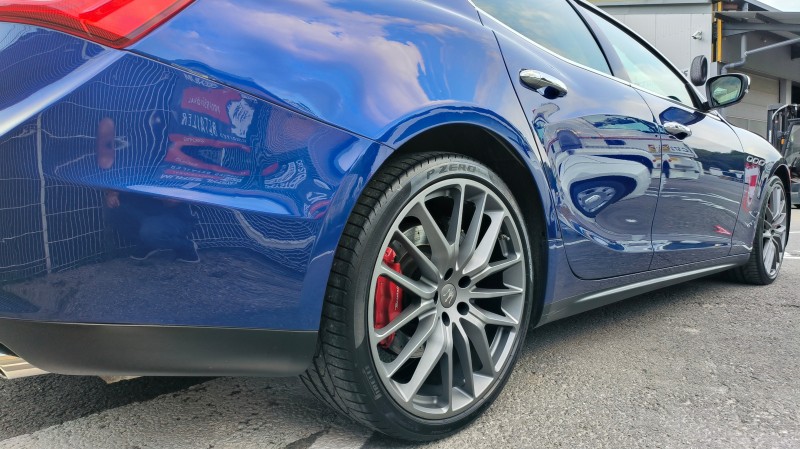Maserati Ghibli - polissage complet et pose d'une cire Swissvax Shield, effet miroir incroyable, couleur sublimée à Argonay à Annecy proche de Cluses en Haute-Savoie