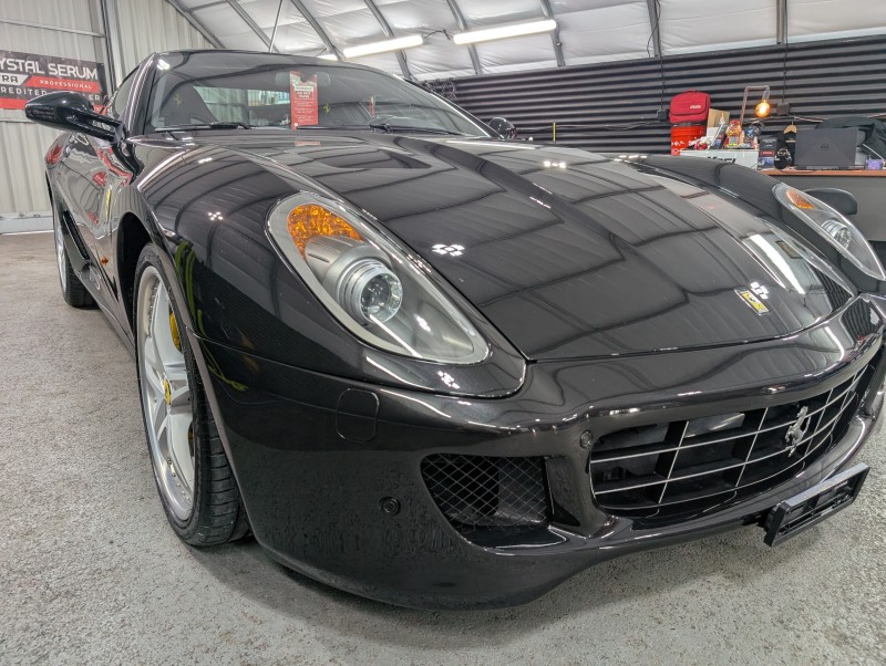 Ferrari 599 HGTE Nero Daytona - polissage et protection céramique Gtechniq Crystal Sérum Ultra 10H garantie 9 ans. Anti micro-rayures et brillance exceptionnelle dans le canton de Vaud en Suisse