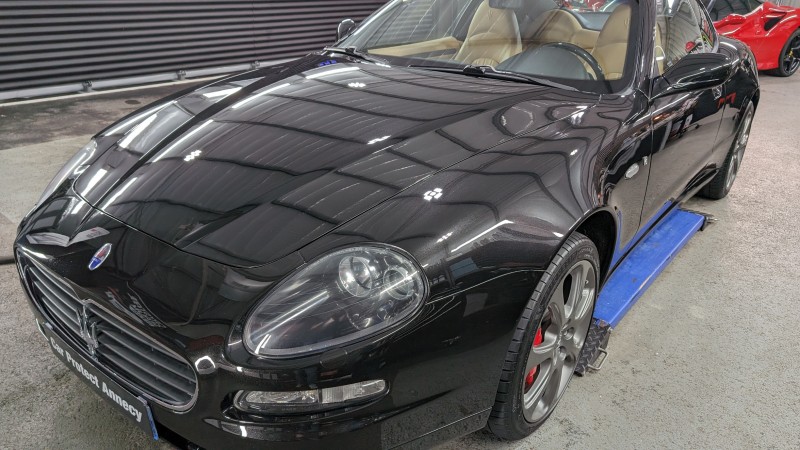 Maserati 4200 GT - polissage complet pour une brillance exceptionnelle et soin intérieur complet près d'Annecy en Haute-Savoie