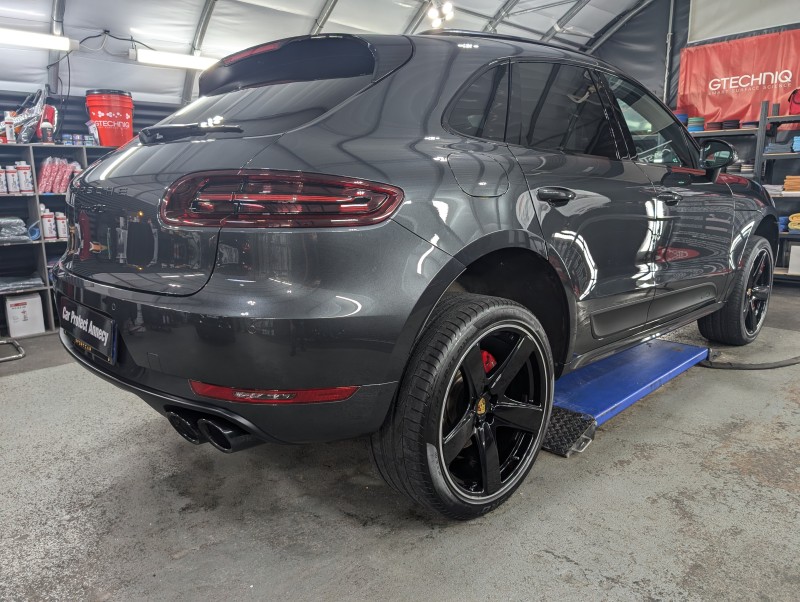 protection ceramique longue duree sur une porsche Macan près d'Annecy en Haute-Savoie