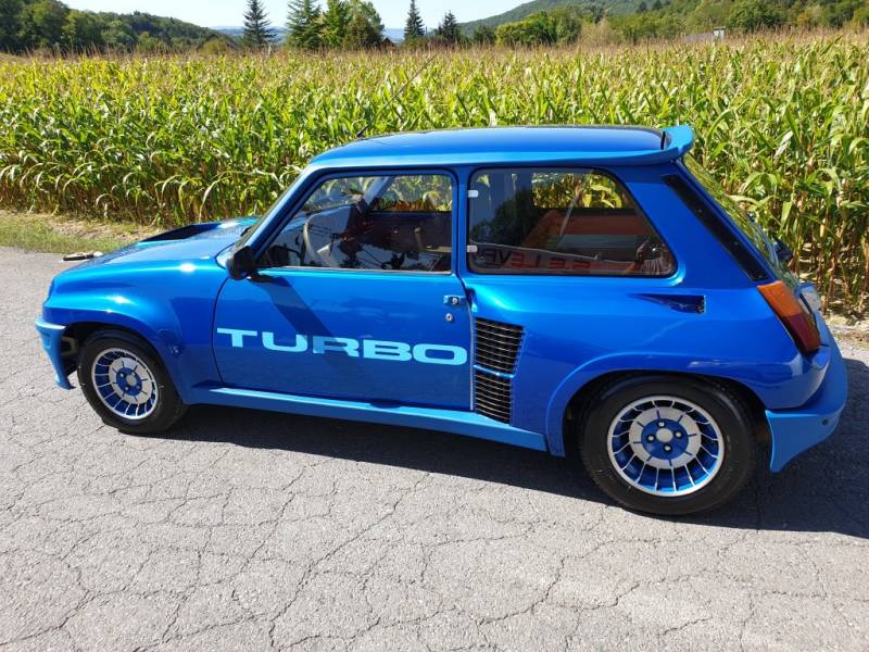 Renault 5 turbo - Detailing complet interieur et exterieur avec lustrage et pose d'une cire naturelle près d'Annecy en Haute-Savoie