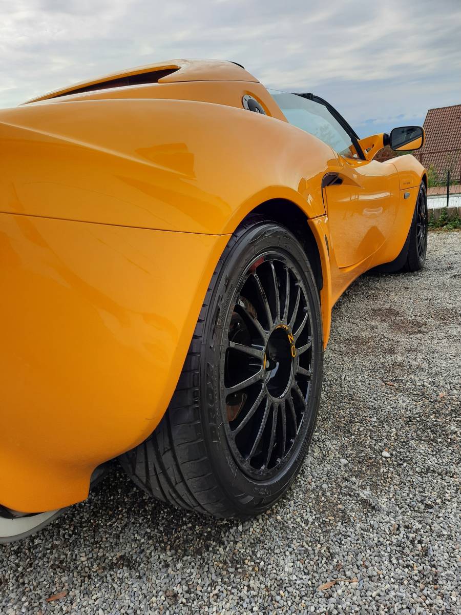Lotus elise - Polissage d'embellisement et pose d'une cire swissvax carnauba haut de gamme à Argonay en Huate-Savoie, proche Annecy et Genève