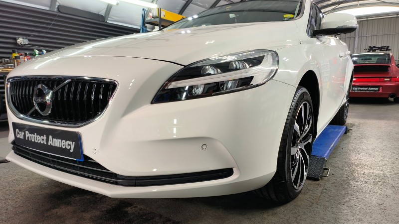Volvo V40 blanche - traitement céramique très hydrophobe, grande facilité de lavage Crystal Sérum Ligth 5 ans près de Étaux en Haute-Savoie