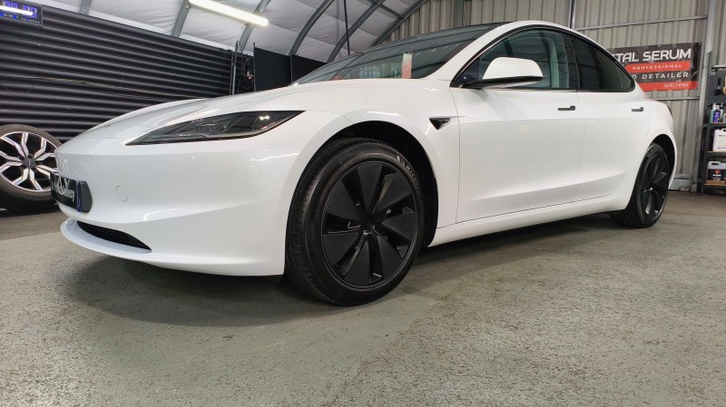 protection céramique gtechniq crystal serum ultra sur une tesla model 3 highland blanche neuve près de cruseilles