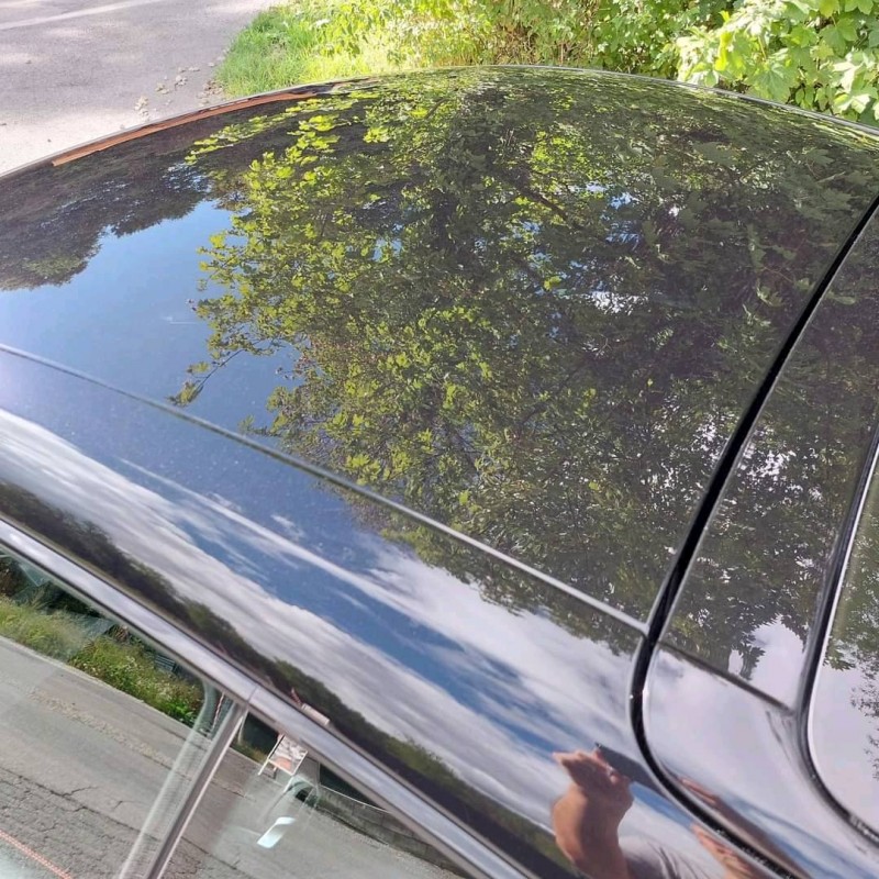 Porsche Cayman GTS noire - Polissage complet, effet miroir incroyable et pose d'une cire carnauba Swissvax à Villaz en Haute-Savoie, proche Annecy