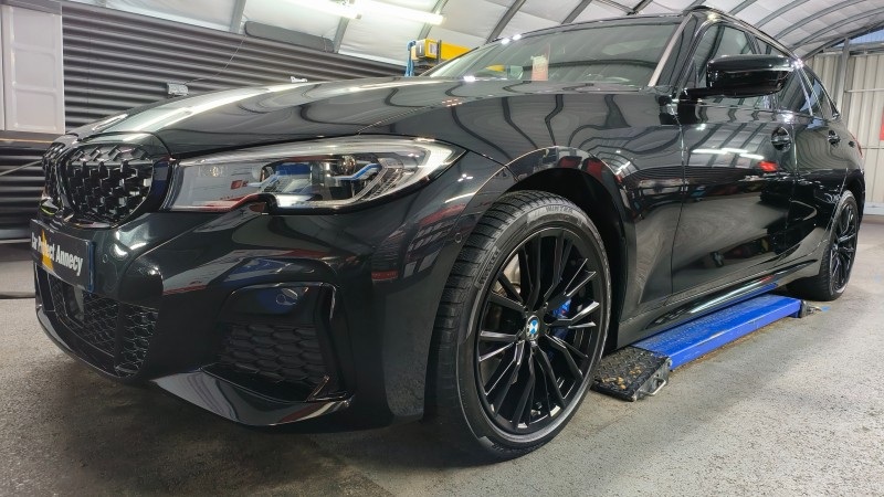 BMW M340d Touring noir schwarz - polissage complet de restauration et protection céramique Gtechniq Crystal Sérum Ultra 10H longue durée hyper hydrophobe près de Novalaise en Savoie