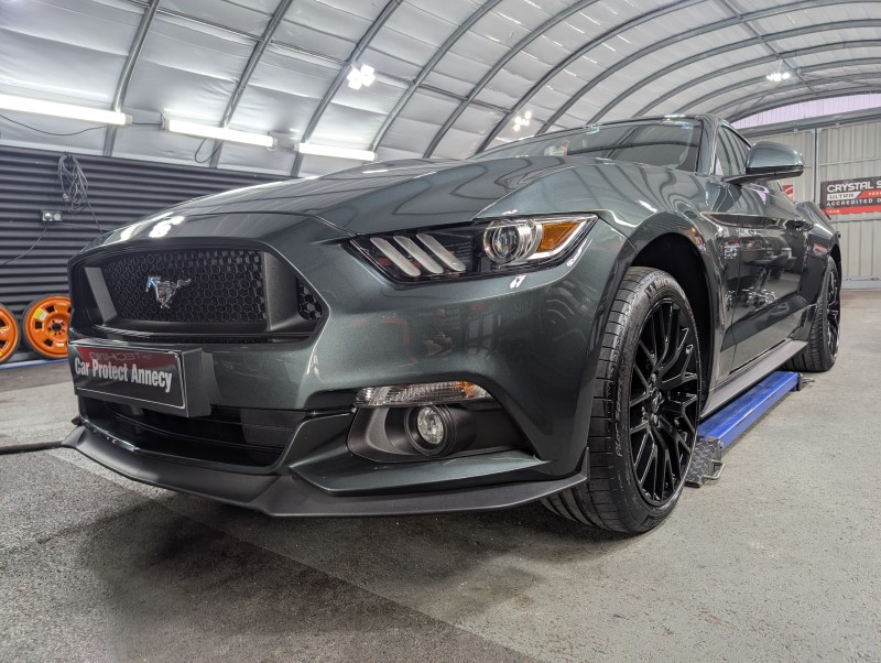 Ford Mustang 5.0 GT 2016 guard green - polissage et protection céramique Gtechniq longue durée et anti micro-rayures près d'Annecy en Haute-Savoie