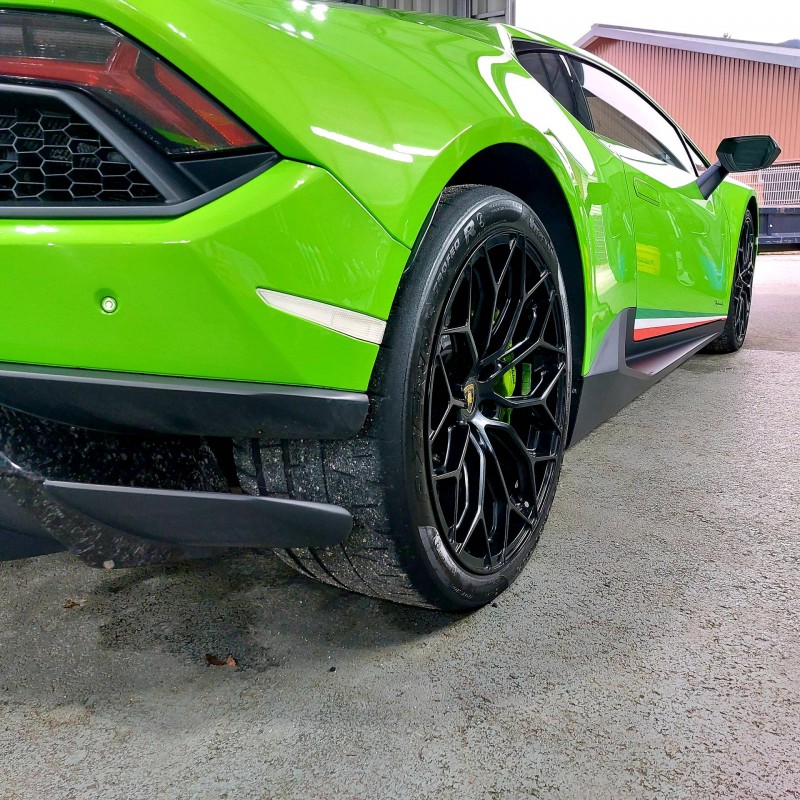 Lamborghini Huracan Performante - Nettoyage de décontamination et pressing interieur avant vente près de Pringy en Haute-Savoie