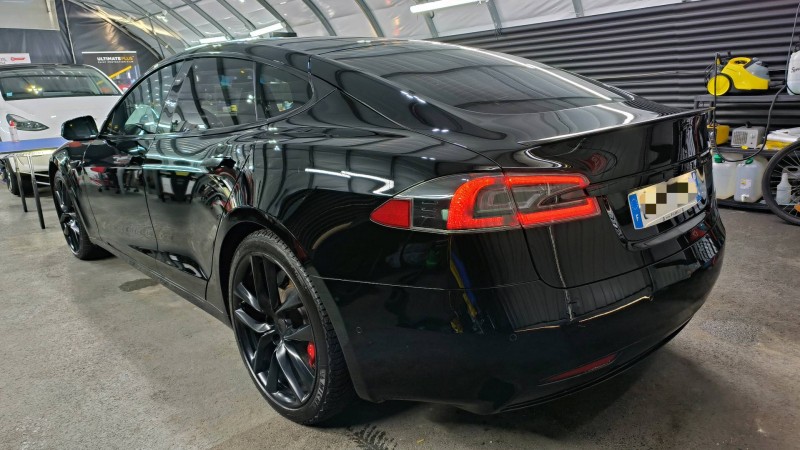 Tesla Model S noire - Nettoyage complet avant vente près de Groisy