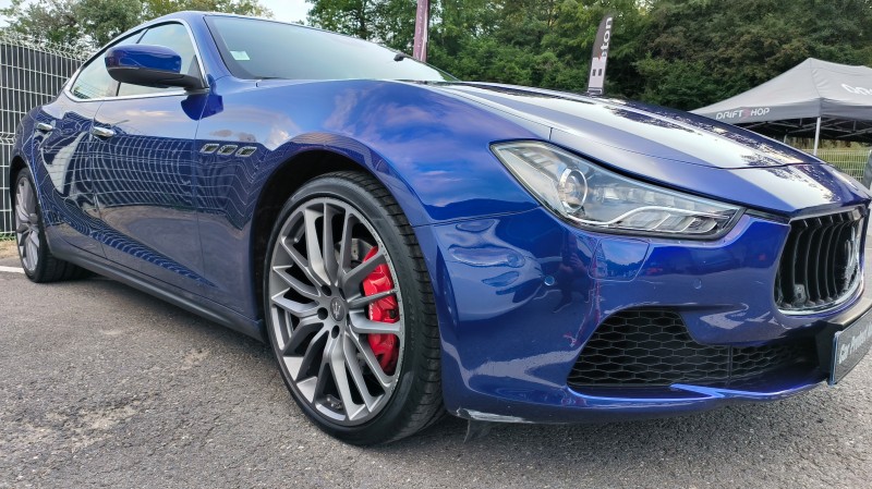 polissage et cire swissvax sur une maserati Ghibli près d'annecy