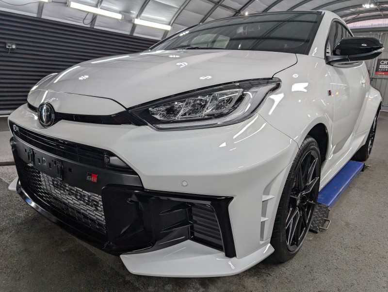 Toyota Yaris GR 2024 - traitement céramique Gtechniq Crystal Sérum Ultra 10H haute performance, lavages facilités et haute brillance près de Petit Lancy en Suisse