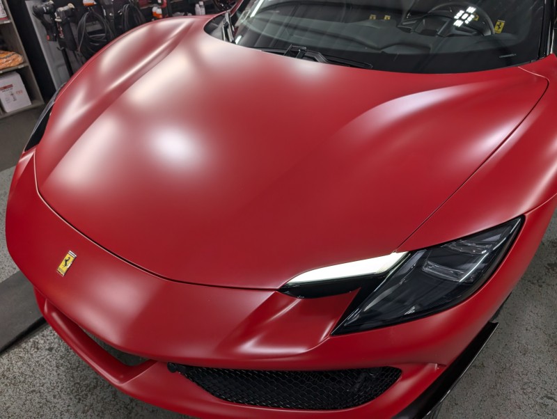 protection céramique anti UV sur une Ferrari 296 GTB red mat près d'Annecy en Haute-Savoie