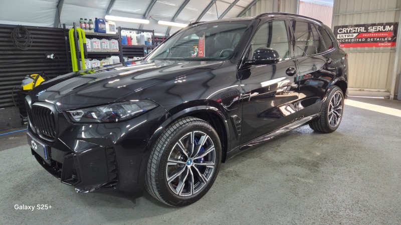 BMW X5 50e - polissage complet et pose d’une protection céramique longue durée, ultra hydrophobe, effet miroir intense à Duingt près d'Alberville