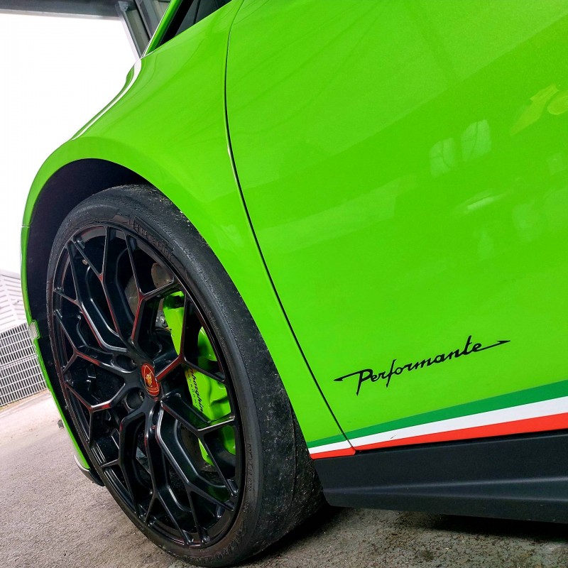 Lamborghini Huracan Performante - Nettoyage de décontamination et pressing interieur avant vente près de Pringy en Haute-Savoie