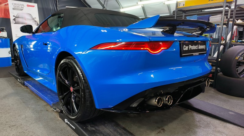 Jaguar F-Type SVR - traitement céramique Gtechniq Crystal Sérum Light Black 5 ans près de Grand Lancy en Suisse