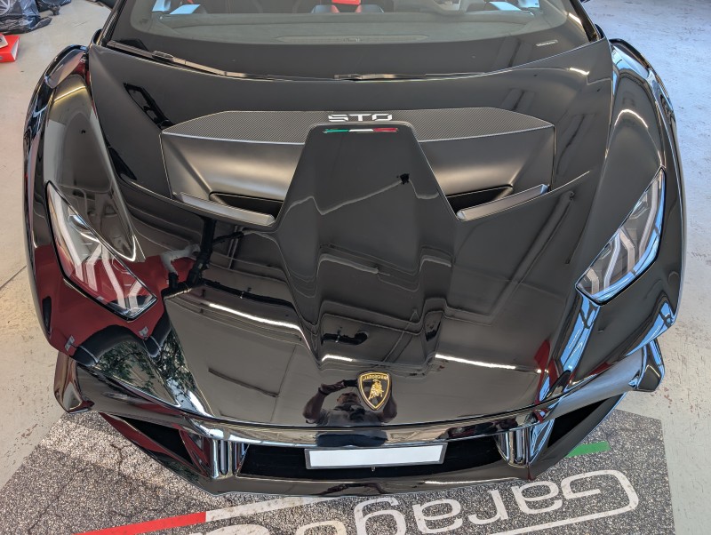 Lamborghini Huracan STO - polissage et protection céramique Gtechniq Crystal Sérum Ultra 10H anti micro-rayures, brillance extrême près de Genève en Suisse