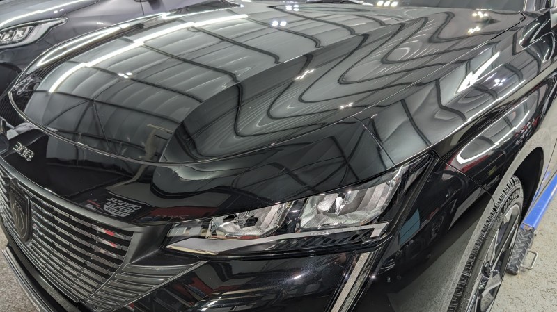 pose d'une cire swissvax shield et d'un scellant céramique c2 gtechniq sur une 308 noire intense neuve près d'annecy