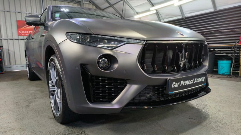lavage extérieur d'une Maserati levnate près de Poisy