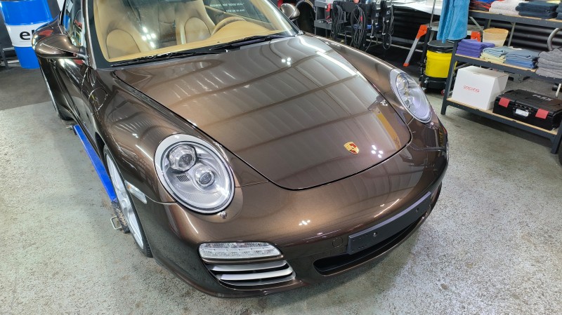 Porsche 911 cabriolet carrera 4S - polissage complet pour corriger la vernis et pose d'une cire Swissvax concorso pour une brillance extrème près d'Annecy en Haute-Savoie