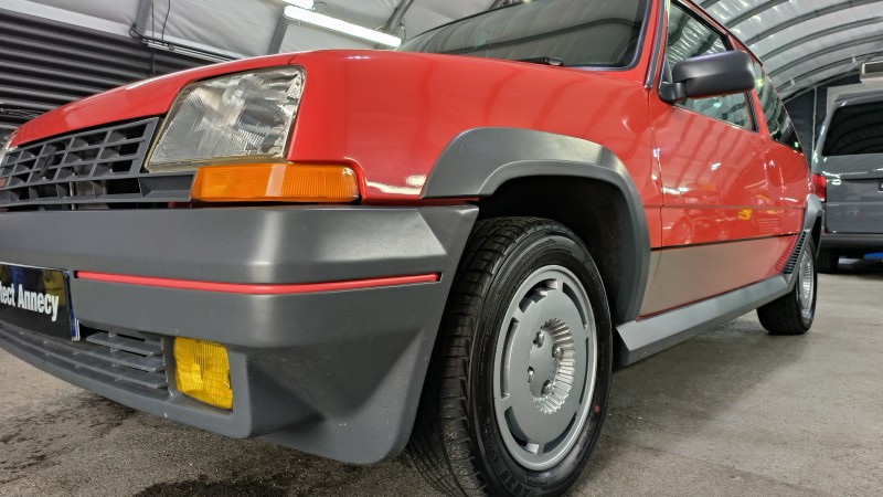 nettoyage interieur et exterieur d'une renault super 5 GT TURBO près d'Annecy