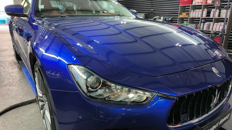 Maserati Ghibli - polissage complet et pose d'une cire Swissvax Shield, effet miroir incroyable, couleur sublimée à Argonay à Annecy proche de Cluses en Haute-Savoie