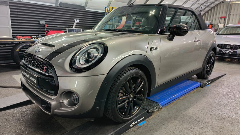 traitement ceramique hydrophobe et anti micro-rayures gtechniq sur une mini cabriolet s pers de cran gevrier en haute-savoie