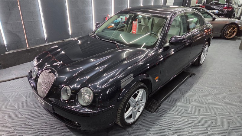 Jaguar S- Type R - restauration importante et protection céramique intégrale Gtechniq Crystal Serum Ultra 10H profondeur de couleur incroyable à Annecy proche Annemasse en Haute-Savoie