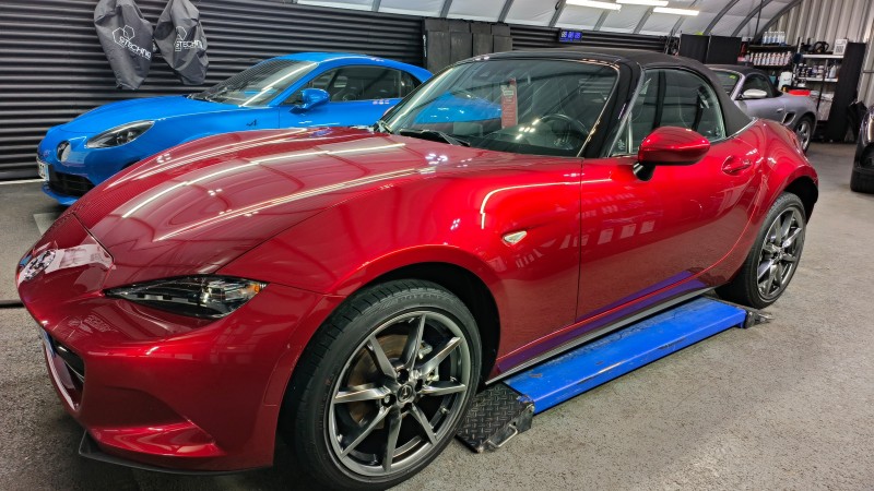 Mazda MX5 Red Crystal - traitement céramique anti UV longue durée Gtechniq Crystal Sérum Ligth Black près de Villaz en Haute-Savoie