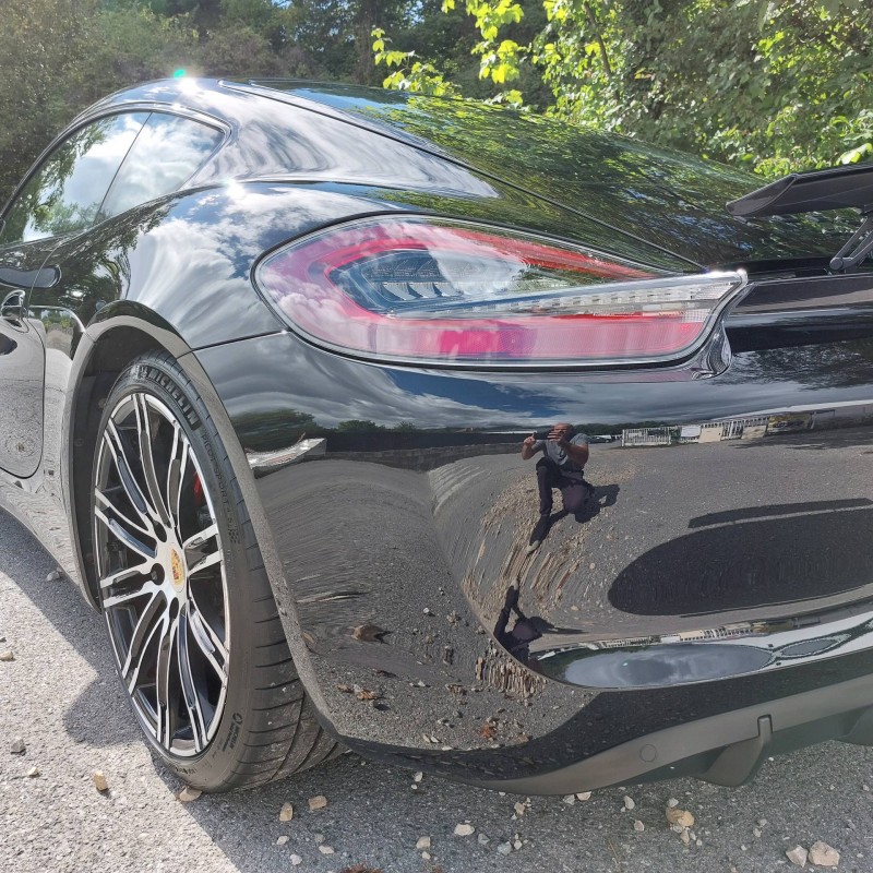 lustrage d'une Porsche Cayman GTS noire à Annecy
