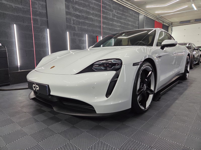 polissage et protection céramique Gtechniq sur une Porsche Taycan 4 s 2022 blanche à Annecy en Haute-savoie