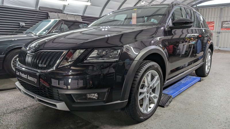 protection céramique Gtechniq crystal serum ultra 10H sur une skoda octavia scout près d'annecy