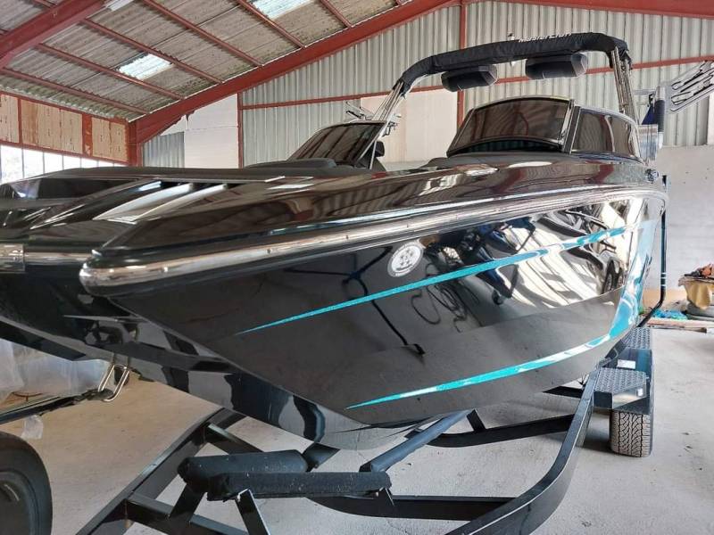 Speedboat MasterCraft – Effet Crystal Clear : brillance incomparable & profondeur de teinte au lac d'Annecy proche d'aix les bains