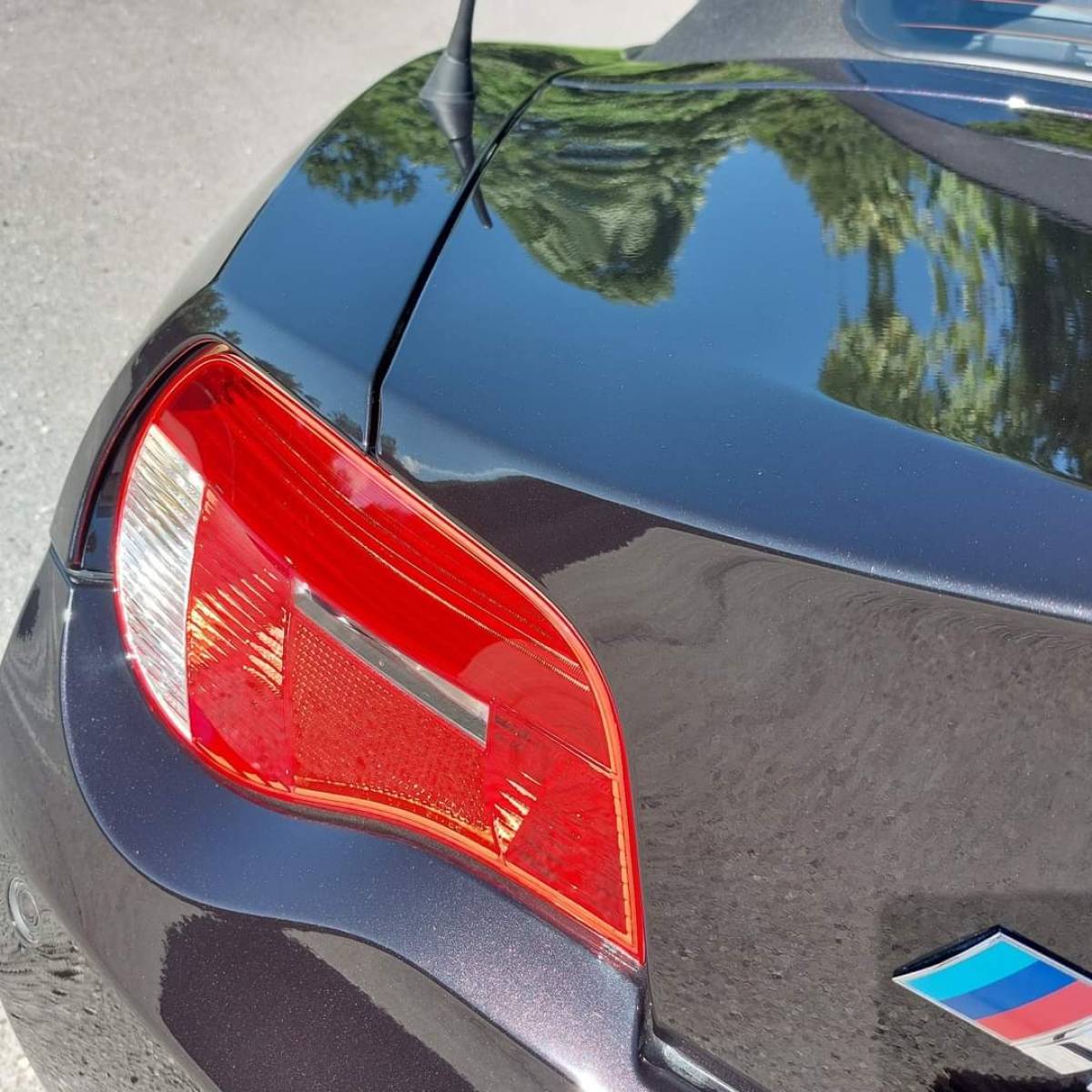 BMW Z4 - Polissage de correction et de finition ultra brillant avec pose d'une cire carnauba près d'Annecy en Haute-Savoie