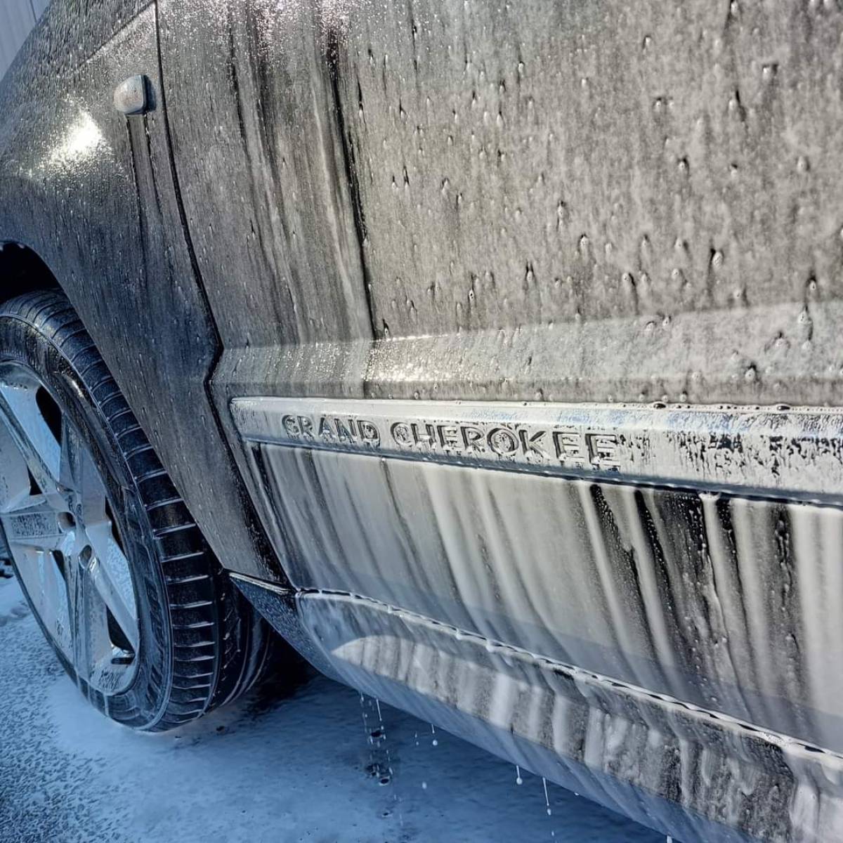 Grand Jeep Cheerokee SRT8 - Detailing et polissage de correction intensif avec fintion miroir près de Bonneville en Haute-Savoie