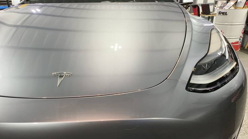 Tesla Model Y gris Quicksilver - protection céramique très longue durée Gtechniq Crystal Serum Ultra 10H près de Sillingy en Haute-Savoie