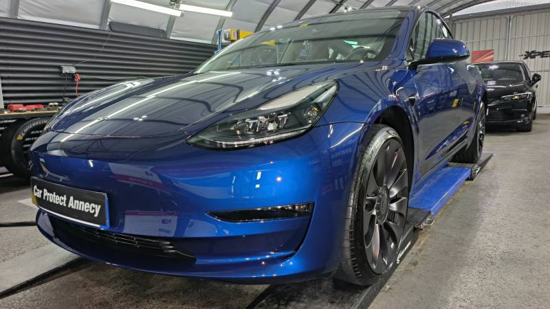 Tesla Model 3 performance neuve - traitement ceramique anti UV et micro-rayures Gtechniq Serum Ultra 10H près de Groisy en Haute-Savoie