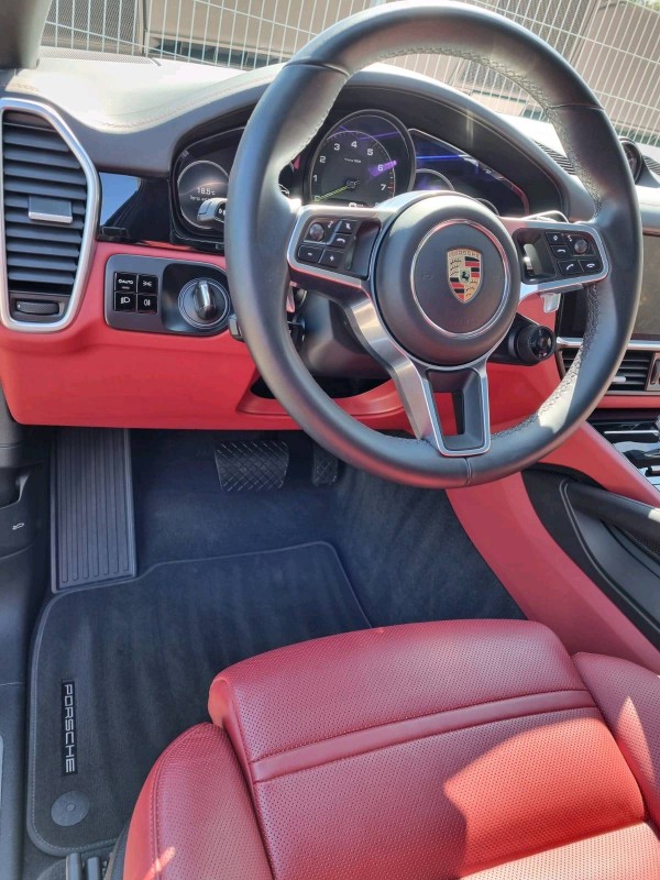 Porsche Cayenne e-hybrid de société - Nettoyage périodique près de Saint Martin Bellevue