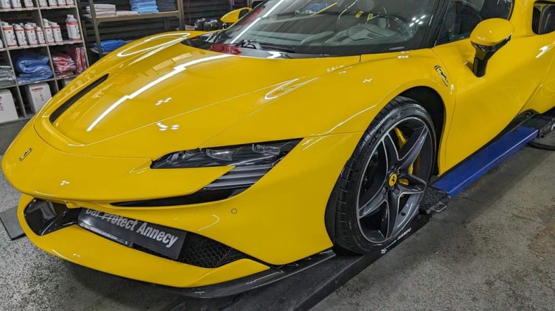 protection céramique gtechniq sur une ferrari sf90 stradale près d'Annecy