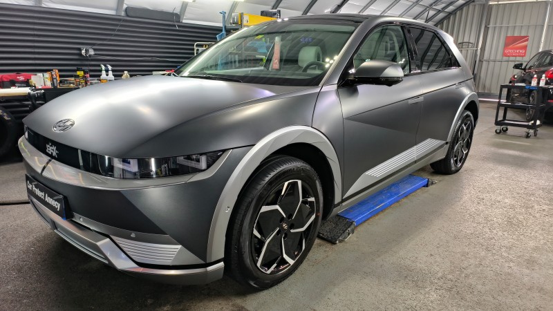 protection ceramique haute performance longue durée gtechniq sur une Hyundai ionoc 5 gris satin mat près de Lausanne en Suisse