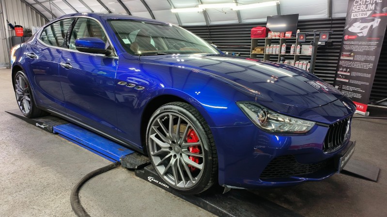 Maserati Ghibli - polissage complet et pose d'une cire Swissvax Shield, effet miroir incroyable, couleur sublimée à Argonay à Annecy proche de Cluses en Haute-Savoie