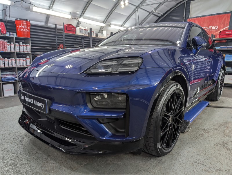 Porsche Macan Turbo electric 2025 - protection céramique Gtechniq Crystal Sérum Ultra 10H anti micro-rayures près de Sévrier en Haute-Savoie