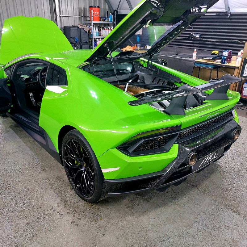 Lamborghini Huracan Performante - Nettoyage de décontamination et pressing interieur avant vente près de Pringy en Haute-Savoie