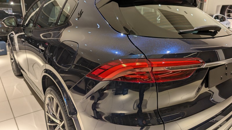 protection cire swissvax shield et keramic9 sur une Maserati grecale bleu nobile près d'annecy