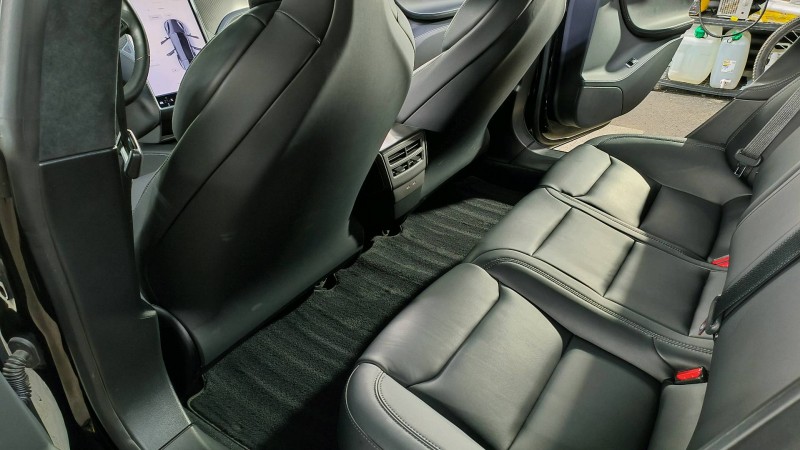 Tesla Model S noire - Nettoyage complet avant vente près de Groisy