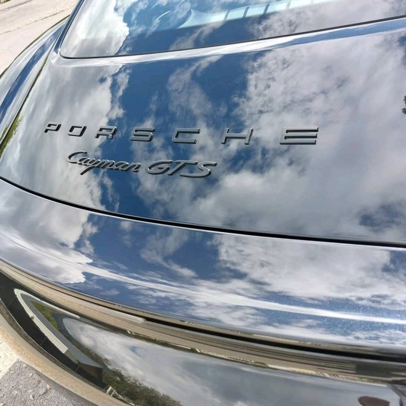 Porsche Cayman GTS noire - Polissage complet, effet miroir incroyable et pose d'une cire carnauba Swissvax à Villaz en Haute-Savoie, proche Annecy