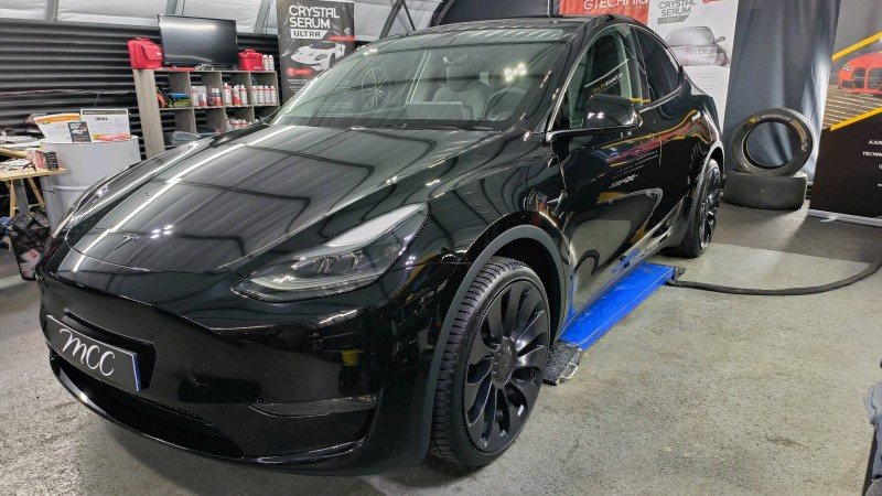pose de film PPF Xpel et Céramique Gtechniq sur Tesla model Y près d'Annecy